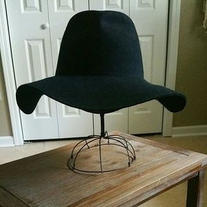 Madewell large brim hat for Coachella lifestylers